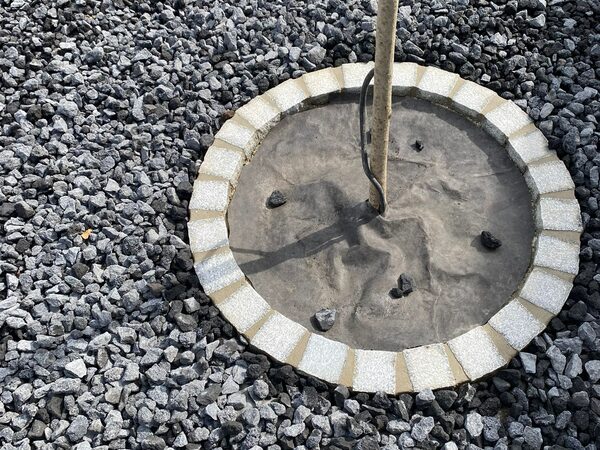 Gartenbau Augsburg – Kiesfläche mit dekorativem Baumring