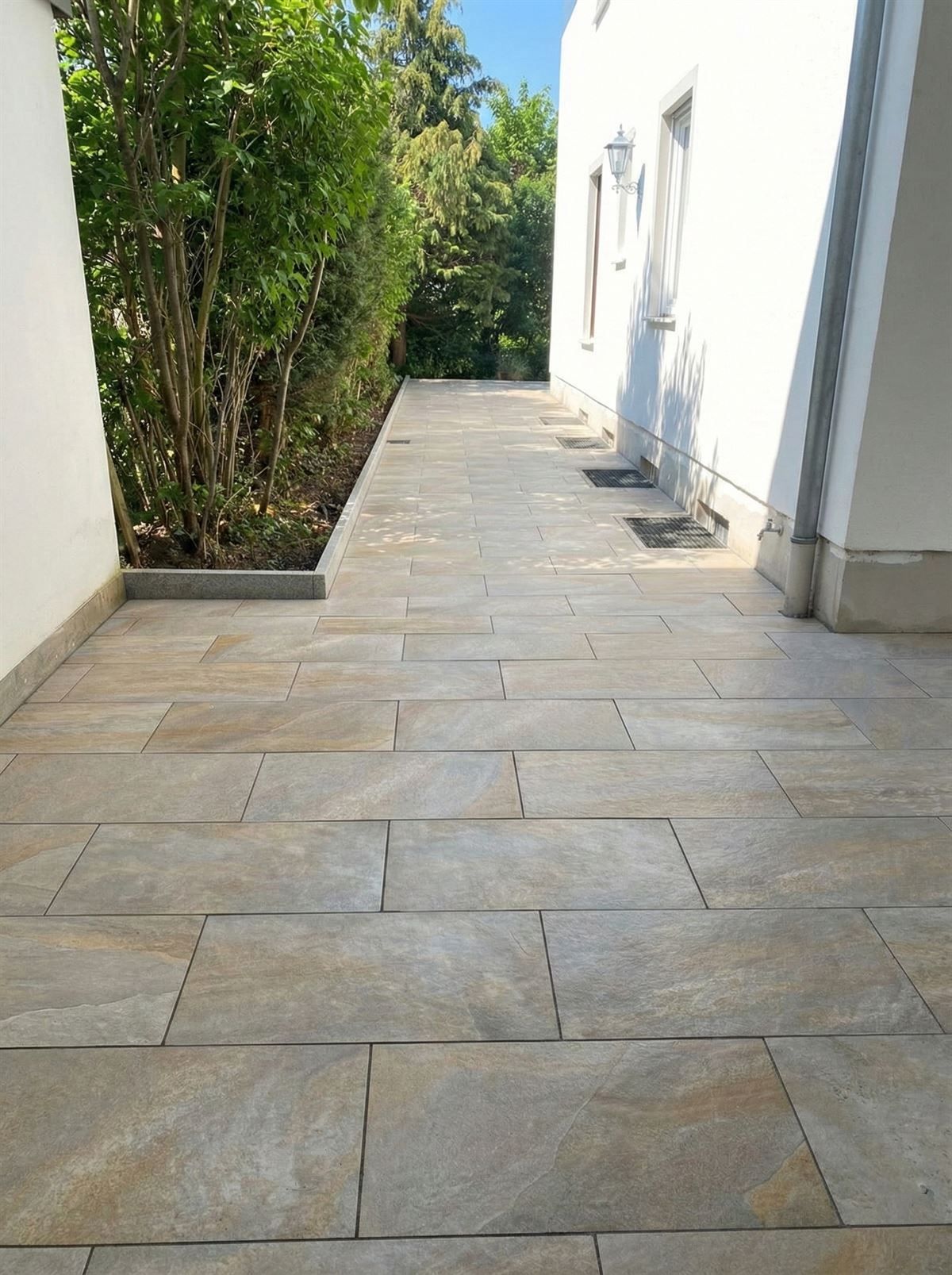 Naturstein-Plattenweg – Gartengestaltung Augsburg